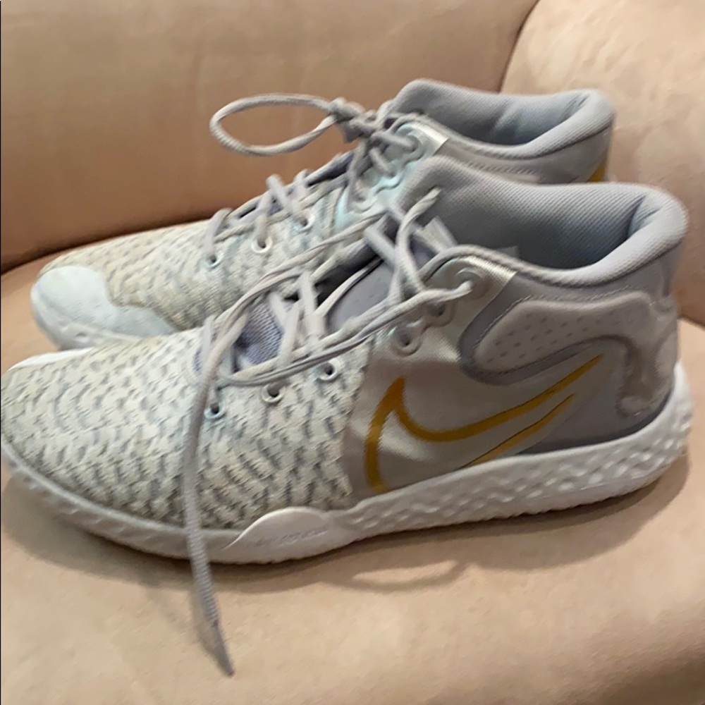 KD TREY 5 basketball shoes size 10.5